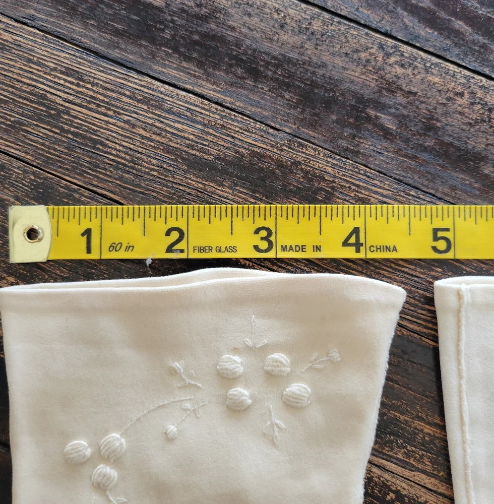 vintage 1940s cream embroidered gloves